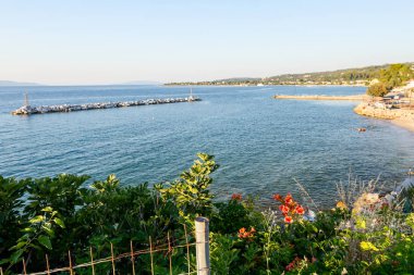 Bay yapay resif ile wa karşı duvarlı sahil üzerinde göster