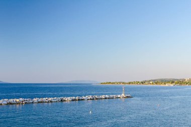 Deniz kıyısı boyunca büyük yapay resif olarak taş yığını yığılmış