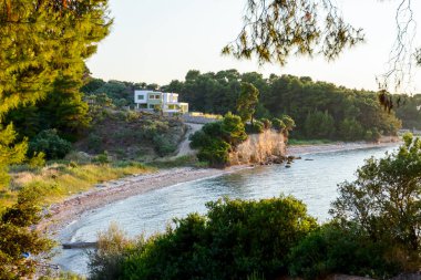 Cliff yukarıda sahil evi