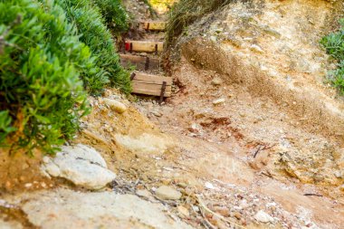 Üst katta geçişiyle kayayı Plajı'na 