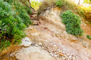 Üst katta geçişiyle kayayı Plajı'na 