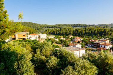 Yerleşim confiner orman ile tepelik yere arasında