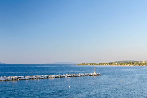 Deniz kıyısı boyunca büyük yapay resif olarak taş yığını yığılmış