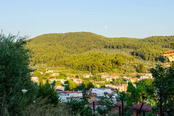 Asentamiento entre terreno montañoso con bosque confinante — Foto de Stock