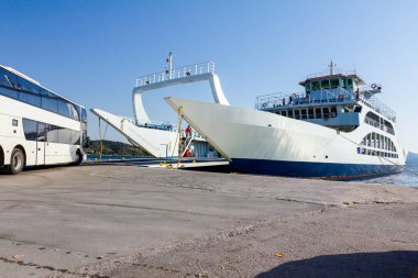Araç, otobüs feribot'ın güvertesine, yatılı kargo giriyor