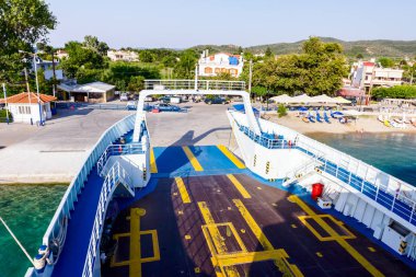 Yolcular için bekleyen boş feribot gemi yanaştı