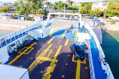 Turistler, feribot, araba yatılı yolcu giriyoruz