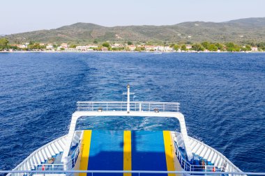 Mavi deniz üzerinde feribot kavramını