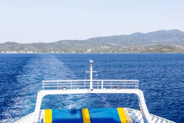 Mavi deniz üzerinde feribot kavramını