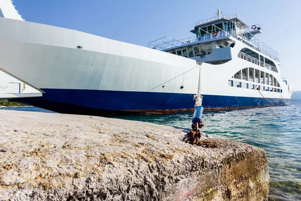 Ferryboat está atado con cuerda para el muelle, marina —  Fotos de Stock