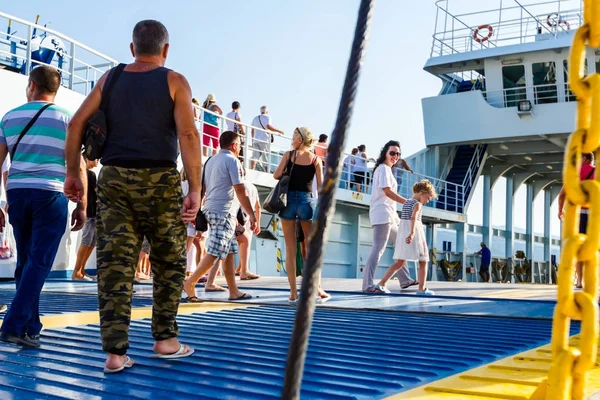 Turistas, os passageiros estão entrando ferryboat — Fotografia de Stock