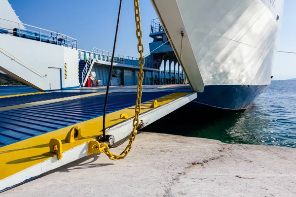 Barco ancorado com portão dianteiro abaixado, lacuna — Fotografia de Stock