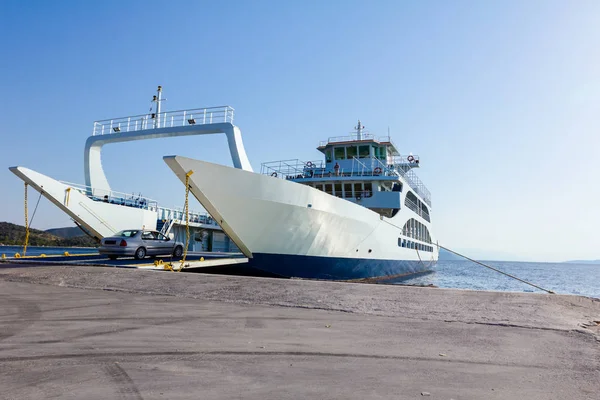 Turistas, passageiros estão entrando ferryboat, carros de embarque — Fotografia de Stock