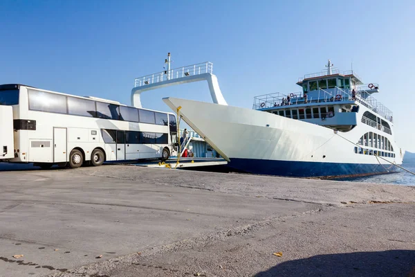 Vehículo, el autobús está entrando a la cubierta del transbordador, embarque de carga —  Fotos de Stock