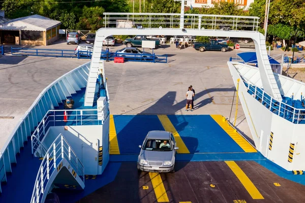 Turistas, passageiros estão entrando ferryboat, carros de embarque — Fotografia de Stock