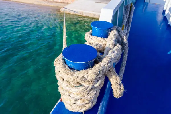Корабельная катушка с завернутой веревкой, привязанная к доку — стоковое фото