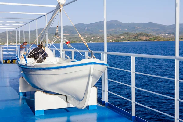 Barco salva-vidas de madeira no mecanismo davits, barco a remos — Fotografia de Stock