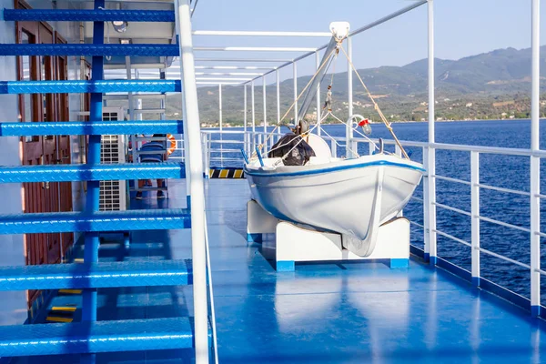 Barco salva-vidas de madeira no mecanismo davits, barco a remos — Fotografia de Stock