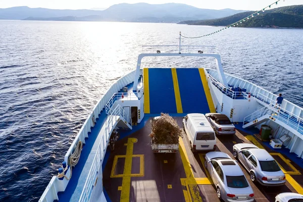 Ferryboat lleno de vehículos en cubierta —  Fotos de Stock