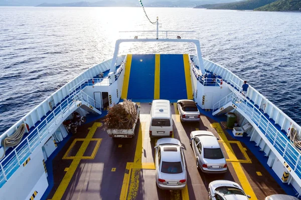 Ferryboat lleno de vehículos en cubierta —  Fotos de Stock