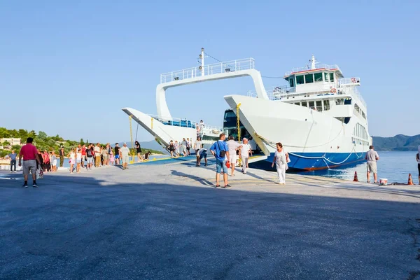 Descarga de turistas, los pasajeros son la salida del transbordador en la ha —  Fotos de Stock