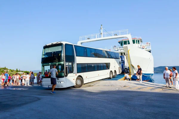Ônibus é saída de ferryboat, descarga — Fotografia de Stock