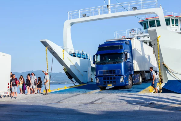 Vrachtwagen truck is afrit vanaf de veerboot, lossen — Stockfoto