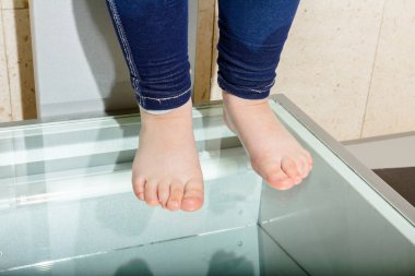 Çocuğun ayak splayfooted kontrolünü