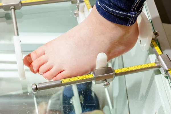 L'ortopedico misura il piede del bambino con gli strumenti — Foto Stock