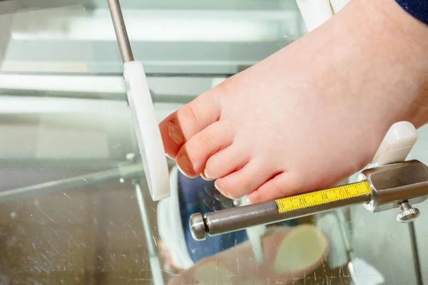 Orthopedist is measuring child's foot with instruments — Stock Photo, Image