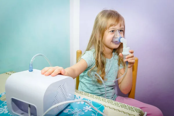 Potret gadis kecil yang manis menggunakan inhaler — Stok Foto