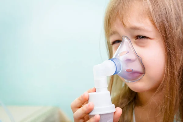 Portret van een lief klein meisje met een inhalator — Stockfoto