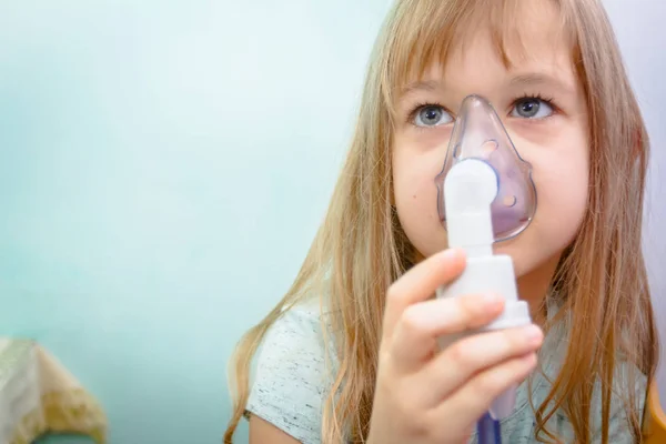 Potret gadis kecil yang manis menggunakan inhaler — Stok Foto