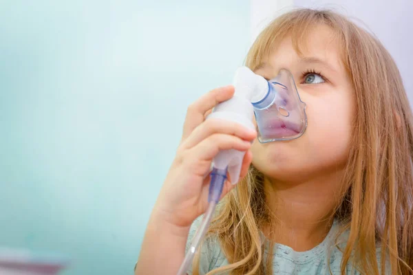 Potret gadis kecil yang manis menggunakan inhaler — Stok Foto