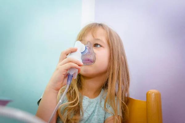 Potret gadis kecil yang manis menggunakan inhaler — Stok Foto