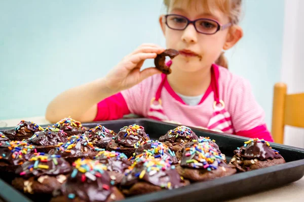 肖像画の甘い小さな子供がケーキを食べること、内装のマフィン — ストック写真