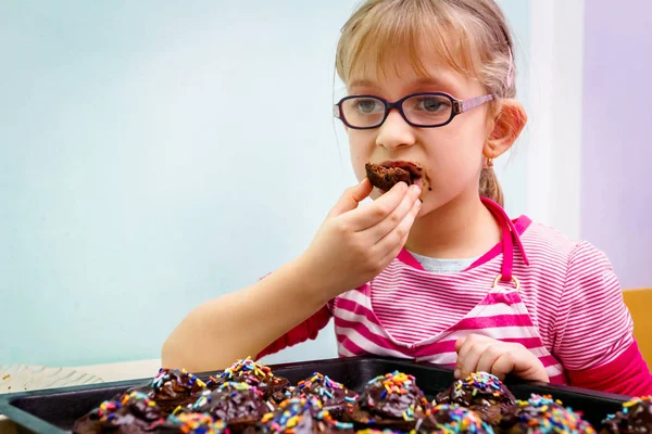 Retrato de dulce niño comiendo pastel, magdalenas decoradas —  Fotos de Stock