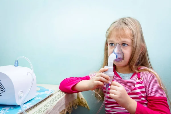 Retrato de menina doce usando um inalador — Fotografia de Stock