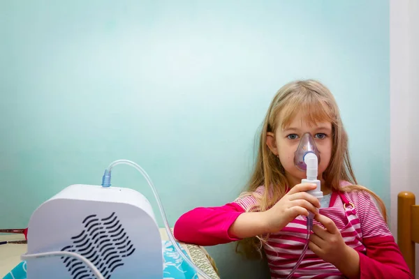 Retrato de menina doce usando um inalador — Fotografia de Stock