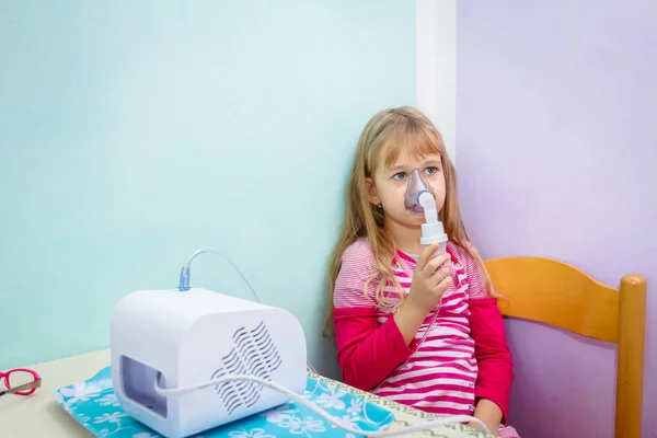 Portret van een lief klein meisje met een inhalator — Stockfoto