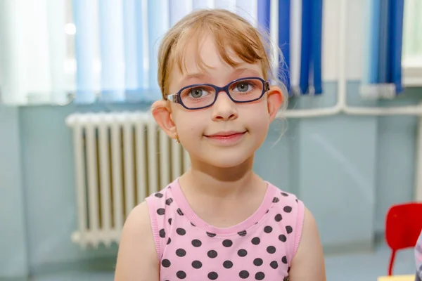Porträtt av söt liten flicka med glasögon — Stockfoto