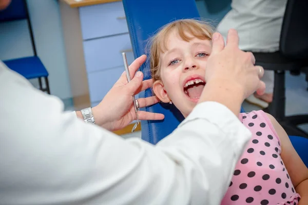 Bambino in età prescolare presso lo studio dentistico — Foto Stock