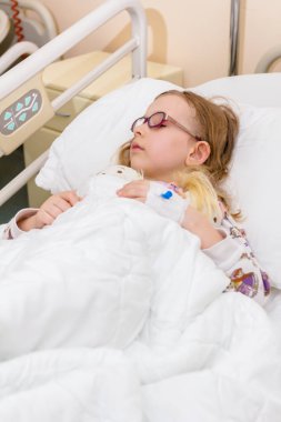 Okul öncesi çocuk hastane odasında bir yatak hasta yatan