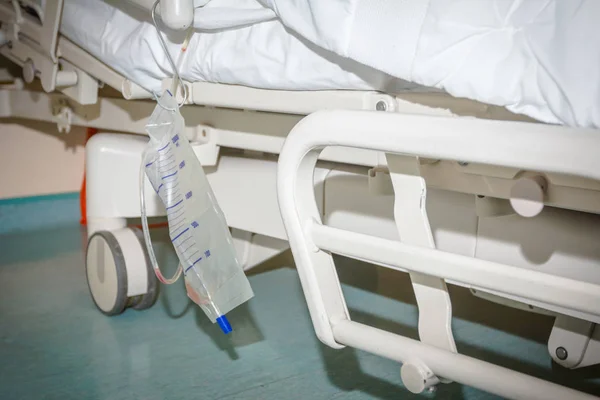 Фоули, пакет с кровью рядом с кроватью в больнице — стоковое фото