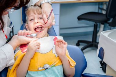 Okul öncesi Çocuk dişçi ofisinde