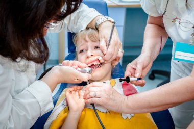 Açık ağız, diş hekimi, diş ile korkmuş tatlı küçük kız 