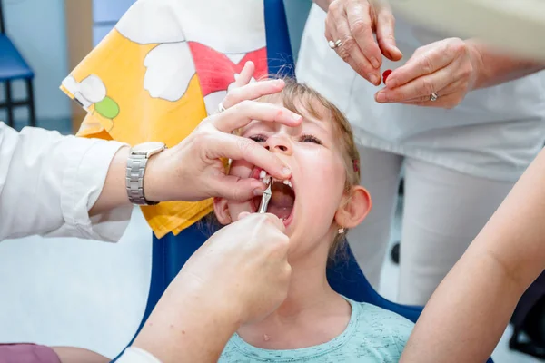 Φοβισμένη γλυκό κοριτσάκι είναι οδοντίατρος στην εξόρυξη του γάλακτος — Φωτογραφία Αρχείου