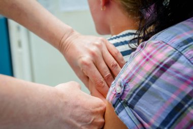 Çocuk aşı alır, doktor ofisinde enjeksiyon