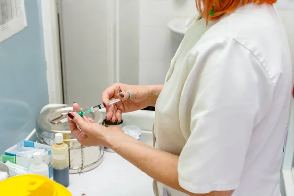 Hand innehav spruta och medicin injektionsflaska förbereda för injektion, va — Stockfoto