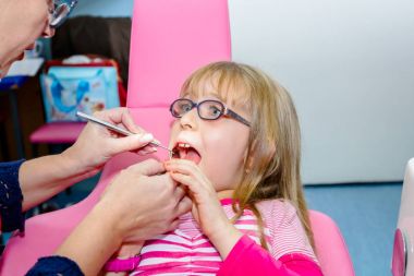 Anaokulu çocuğu dişçide.